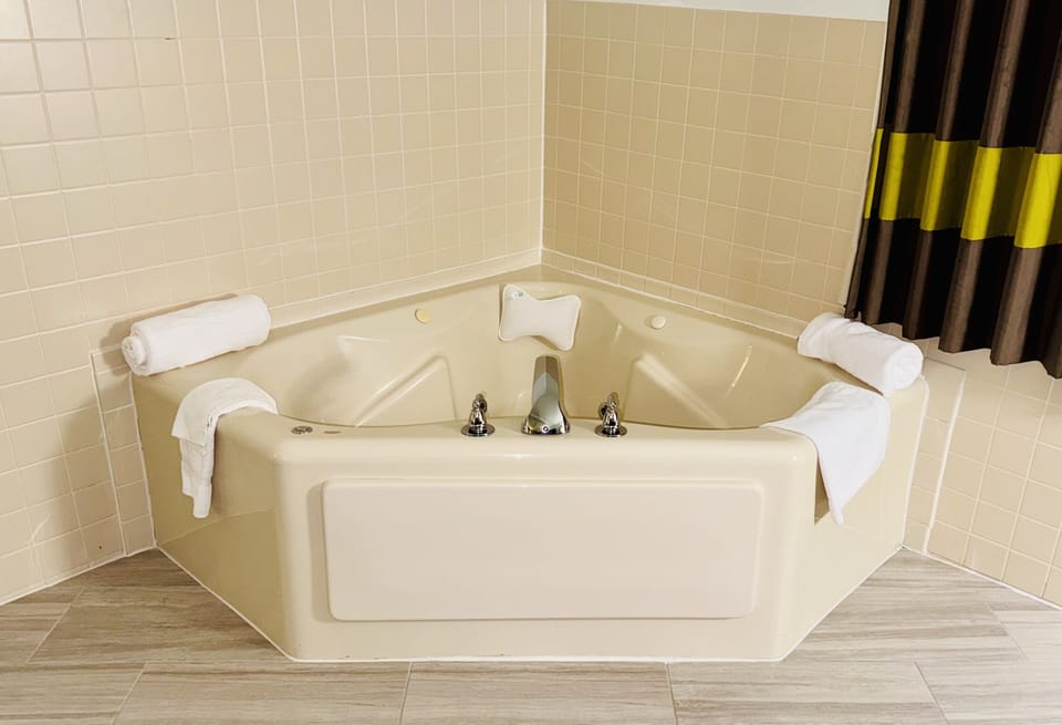 Deluxe King Suite with Spa Bath, Non Smoking | Desk, free WiFi, bed sheets
