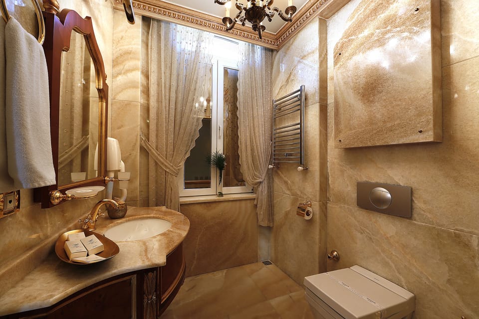 King Suite | Bathroom | Free toiletries, hair dryer, slippers, towels
