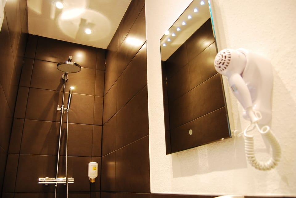 Shower, hair dryer, towels, shampoo