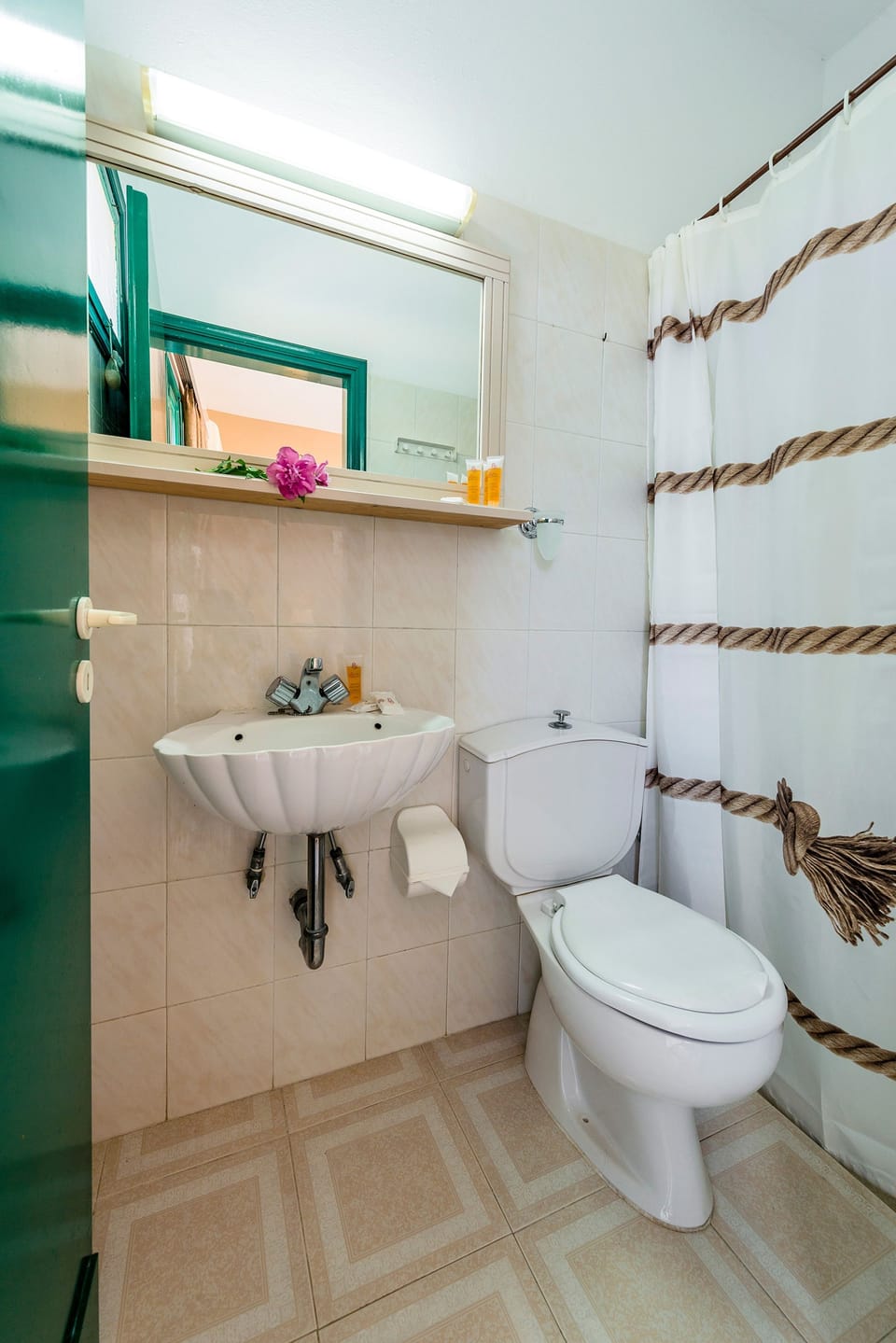 Double or Twin Room | Bathroom | Combined shower/tub, free toiletries, hair dryer, towels
