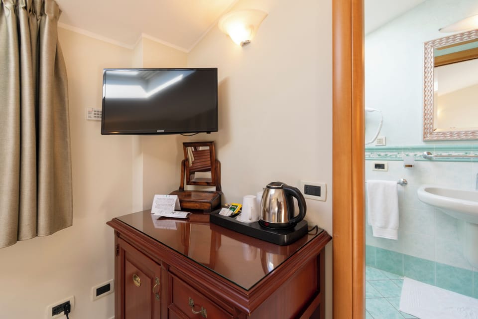 Economy Double or Twin Room | Memory foam beds, minibar, in-room safe, individually furnished