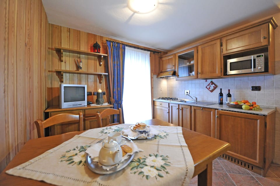 Standard Apartment, 1 Bedroom, Mountain View | Private kitchen | Fridge, microwave, stovetop, dishwasher