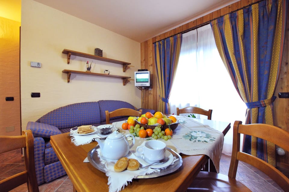 Standard Apartment, 2 Bedrooms, Mountain View | Room service - dining