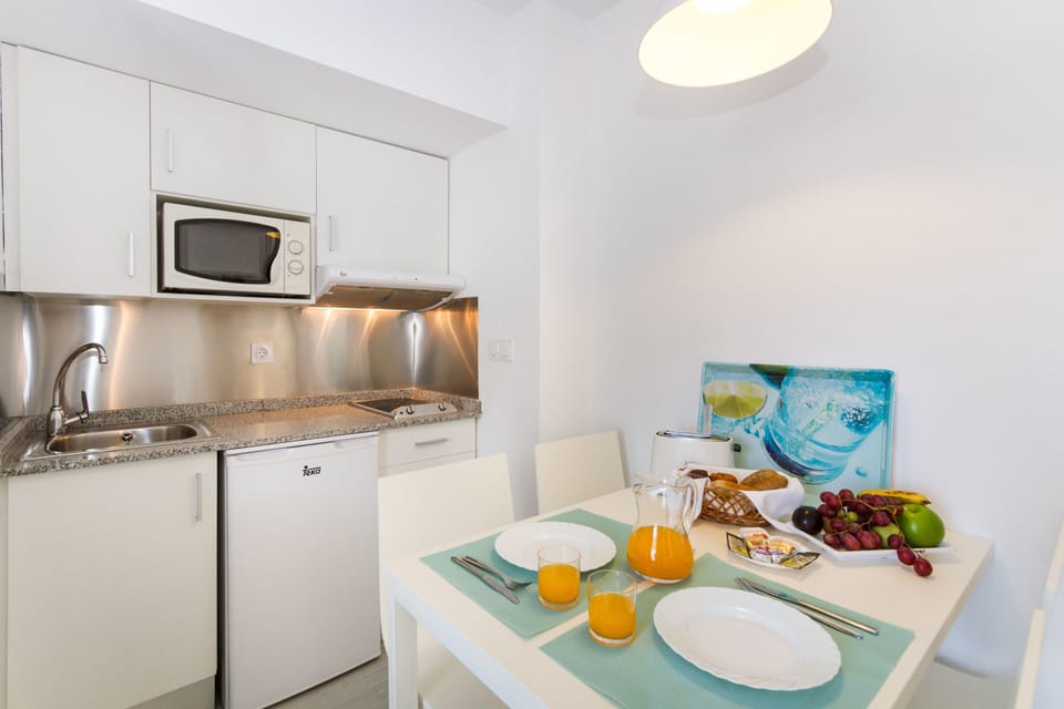 Standard Apartment, 1 Bedroom | Private kitchen | Fridge, microwave, stovetop, coffee/tea maker