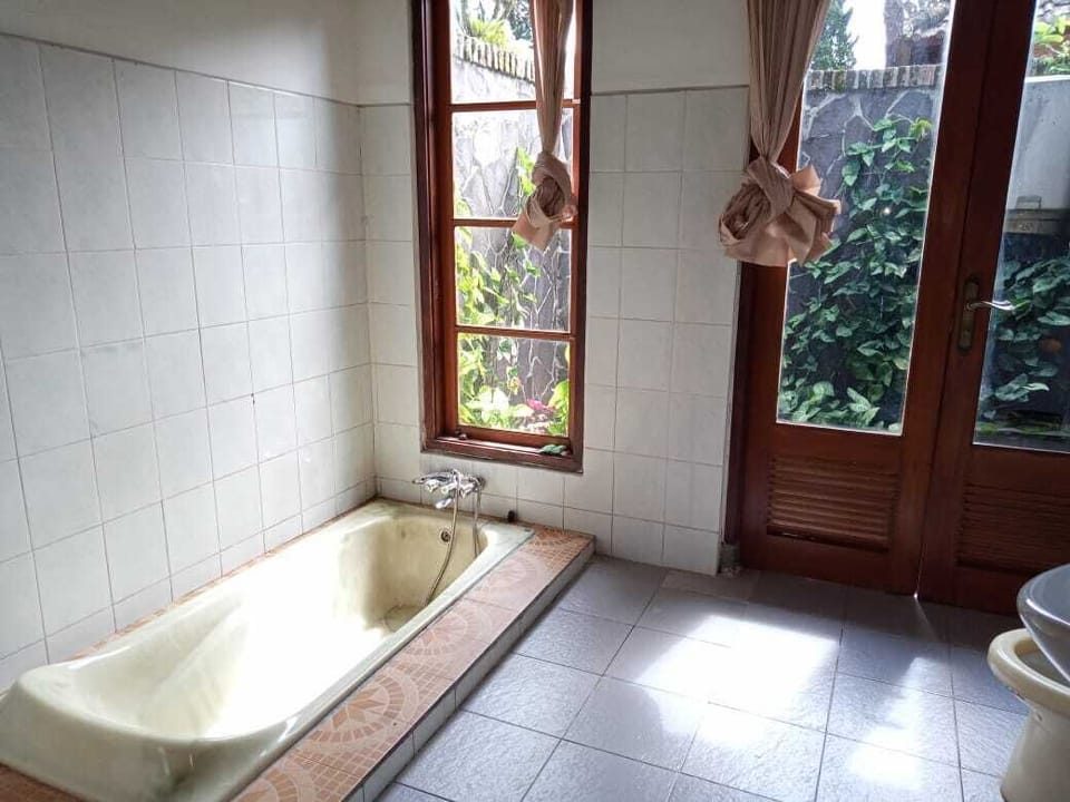 Deluxe Double Room | Deep soaking bathtub