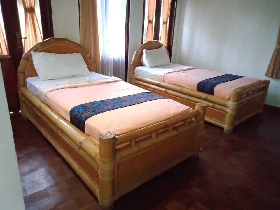 Superior Double or Twin Room, 1 Double Bed | Living area | 24-inch TV with cable channels, DVD player
