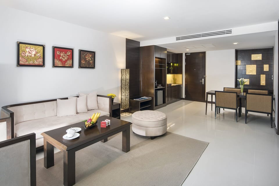 Family Suite, 1 King Bed, Pool View | Minibar, in-room safe, desk, laptop workspace