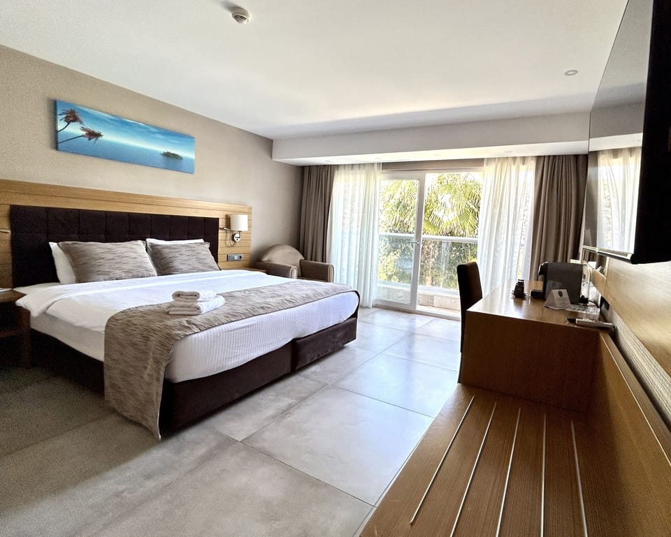 Deluxe Room | Minibar, in-room safe, desk, soundproofing