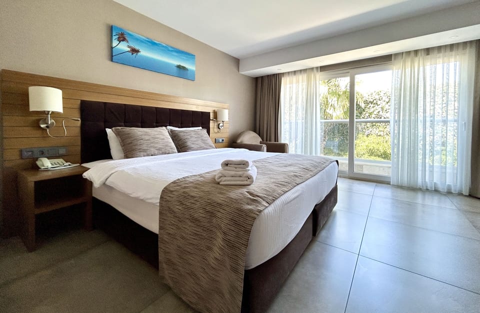 Deluxe Room | Minibar, in-room safe, desk, soundproofing