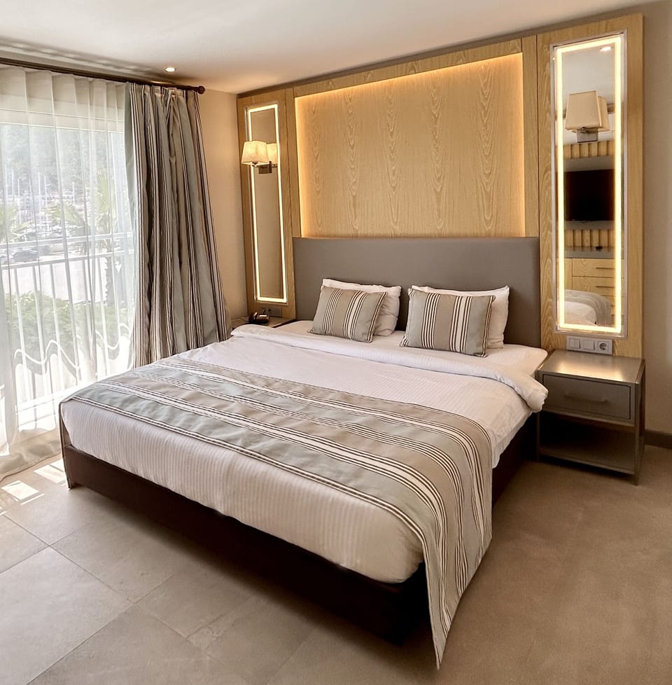 Deluxe Room | Minibar, in-room safe, desk, soundproofing