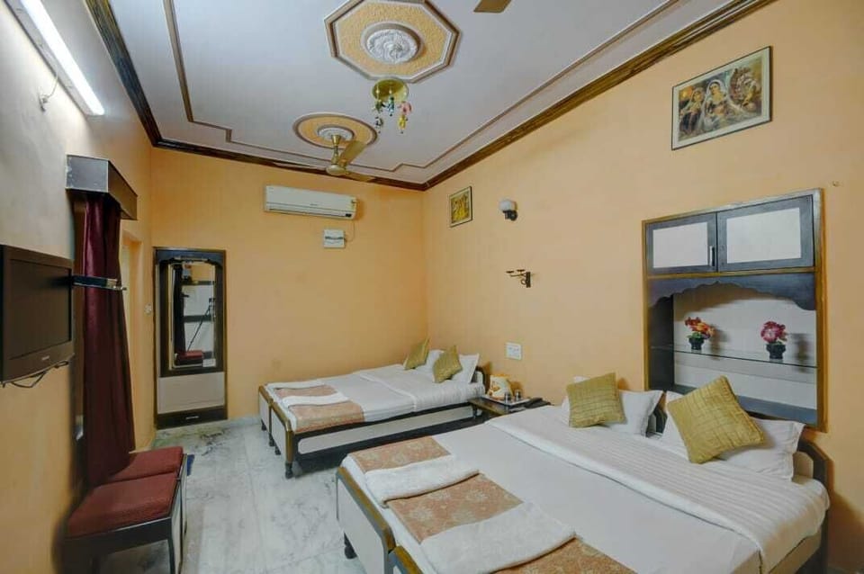 Family Room, 2 Double Beds | Free WiFi, bed sheets