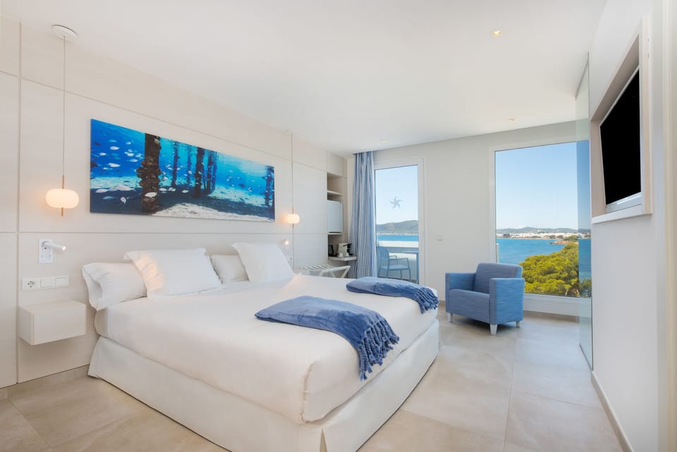 Double Room, Balcony, Sea View | Minibar, in-room safe, desk, WiFi (free)