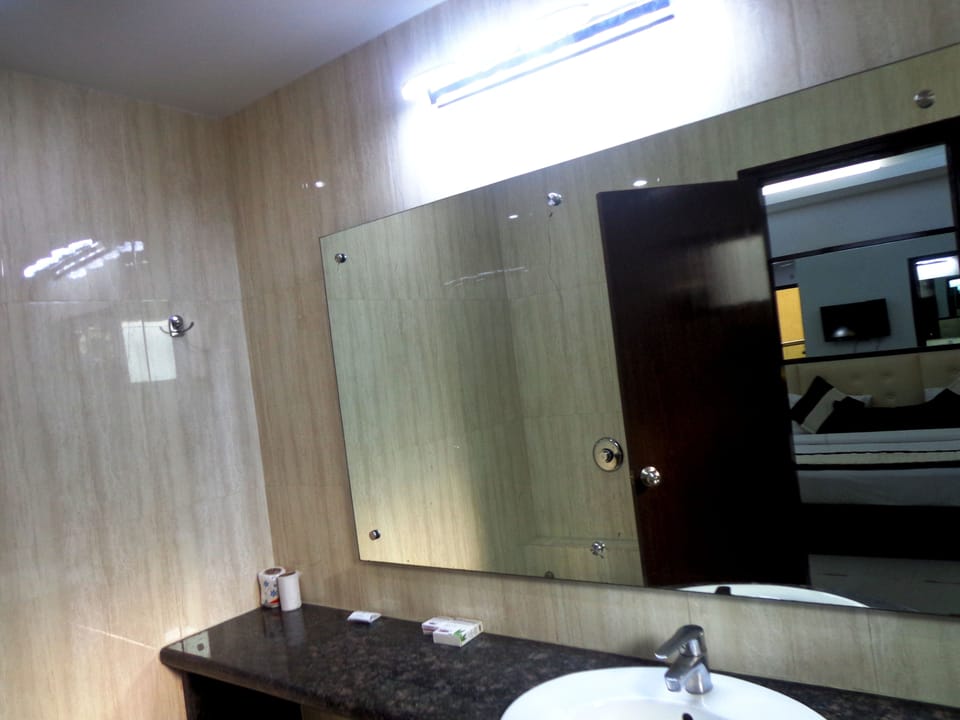 Deluxe Room | Bathroom | Shower, free toiletries, bathrobes, slippers