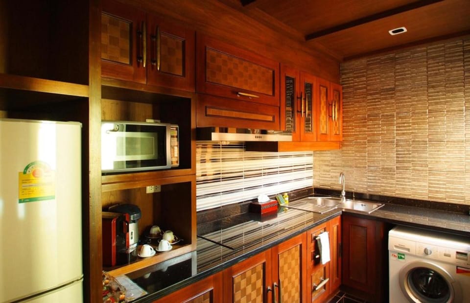 Coffee/tea maker, full-size fridge, microwave