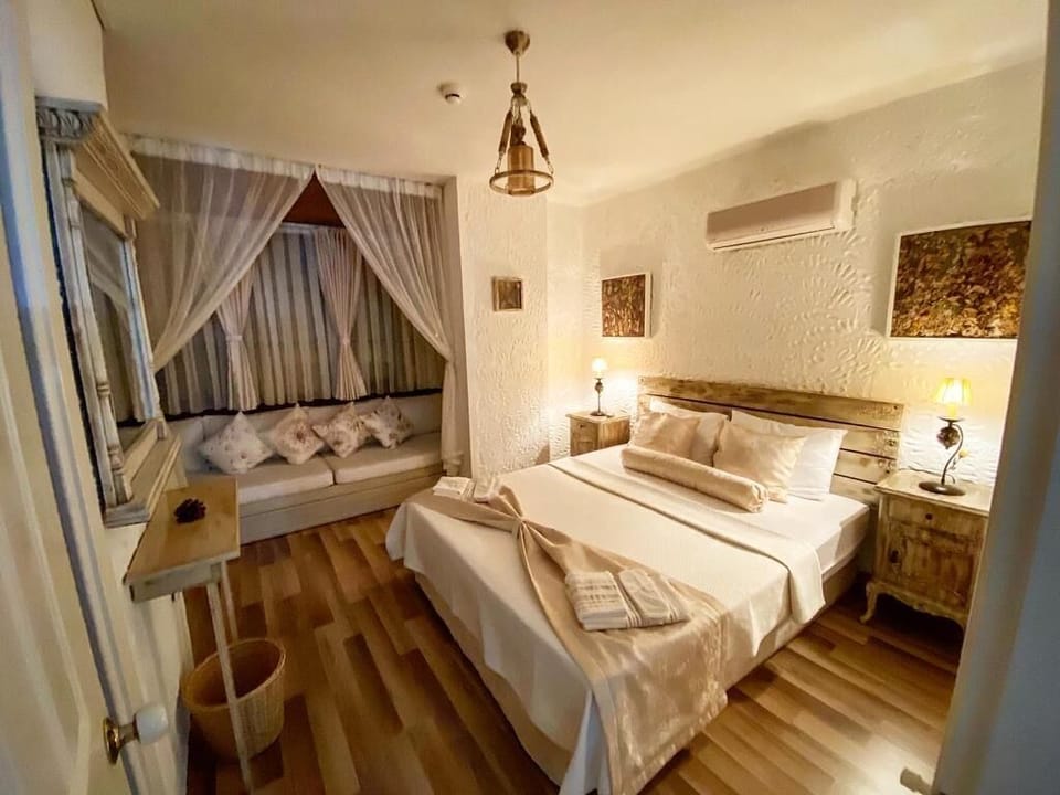 Superior Room (2-3 People) Bay Window | Free WiFi, bed sheets