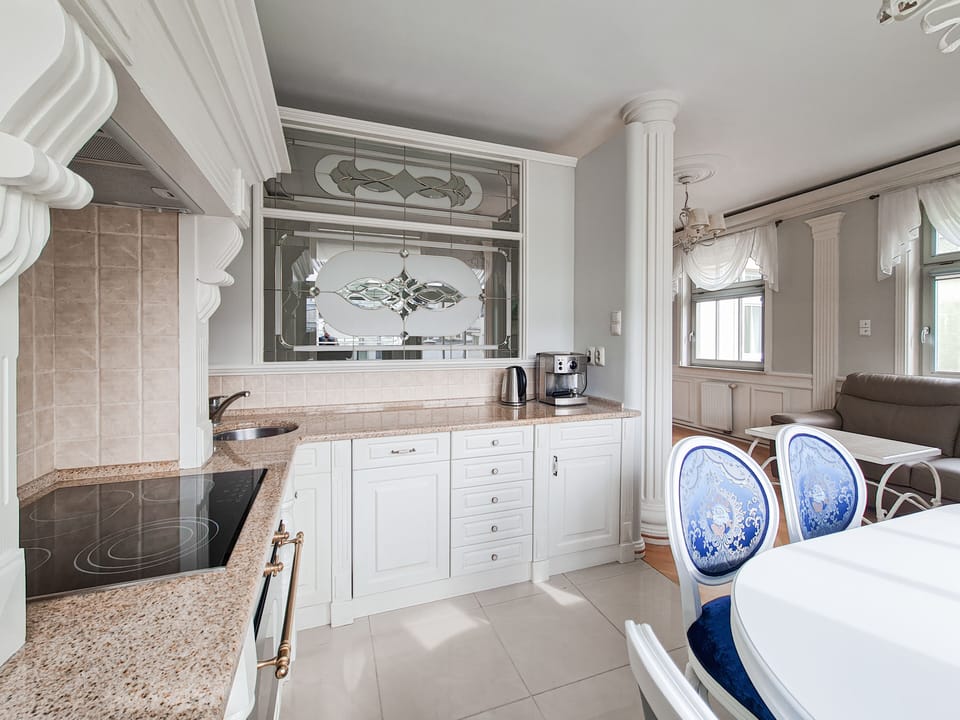 Family Studio Suite, Kitchenette, Courtyard View (With Garage) | Private kitchenette | Full-size fridge, microwave, oven, stovetop