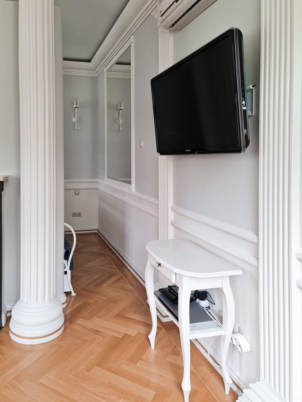 Family Studio Suite, Kitchenette, Courtyard View (With Garage) | Room amenity