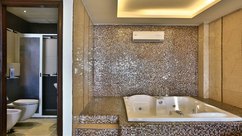 Deluxe Suite, Jetted Tub, Beach View | Jetted tub
