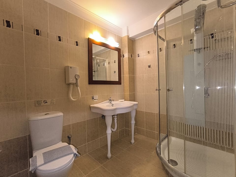 Superior Double Room, Sea View | Bathroom | Shower, hydromassage showerhead, hair dryer, towels