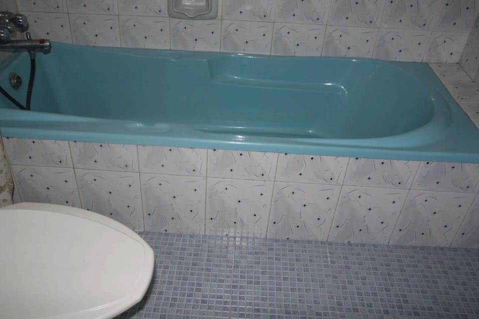 Combined shower/tub, free toiletries, towels