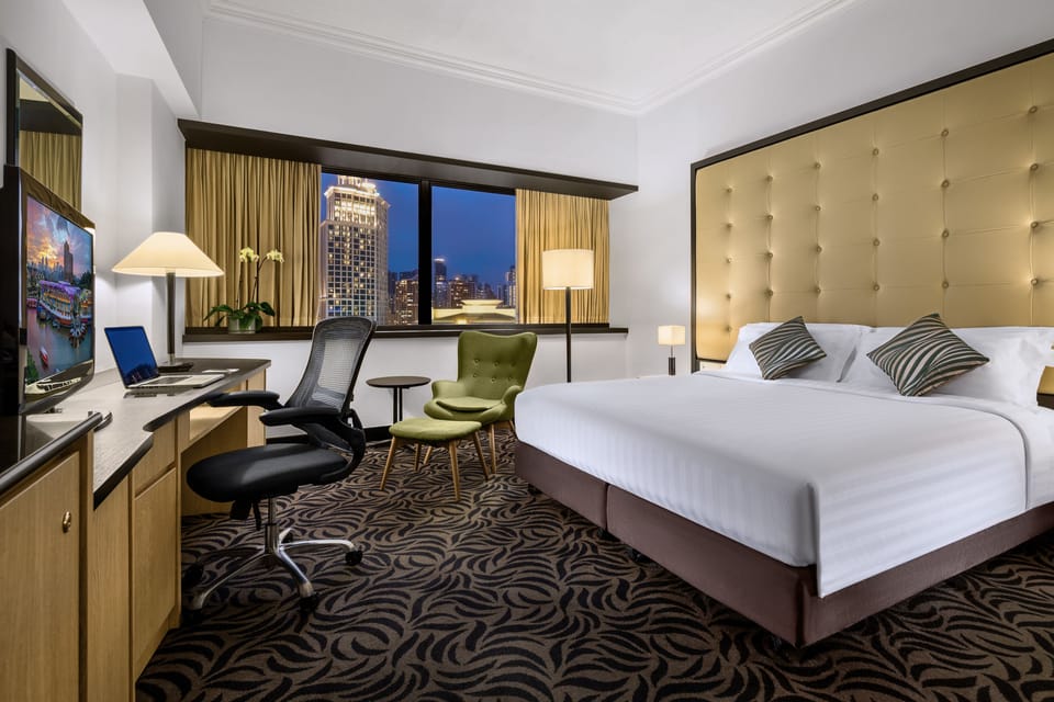 Deluxe Room | Minibar, in-room safe, desk, laptop workspace