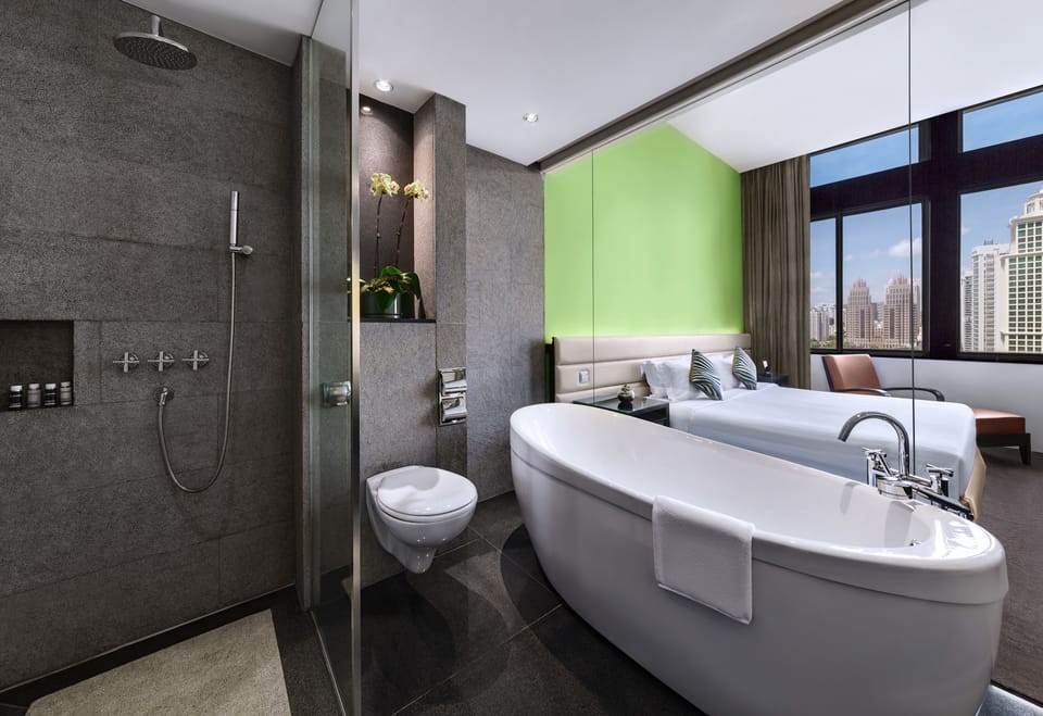 Executive Room (Club) | Bathroom | Free toiletries, hair dryer, slippers, towels