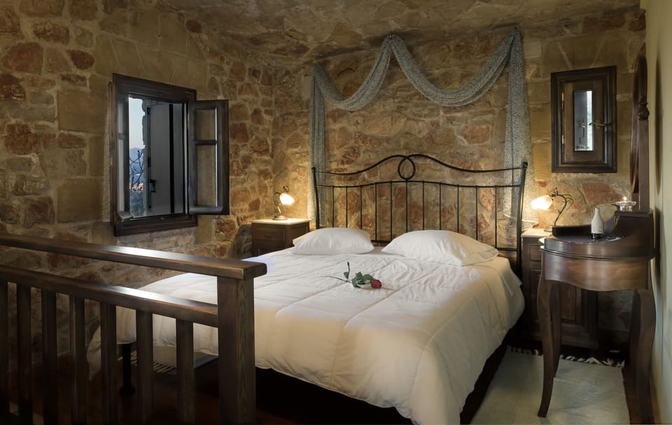 Traditional Studio, 1 Queen Bed | In-room safe, individually decorated, individually furnished
