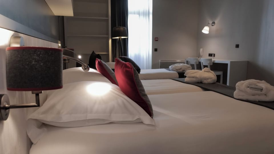 Comfort Triple Room | Desk, blackout drapes, iron/ironing board, free WiFi