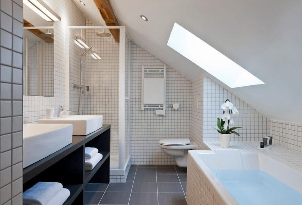 Comfort Room, 1 Double or 2 Twin Beds | Bathroom | Free toiletries, hair dryer, bathrobes, towels