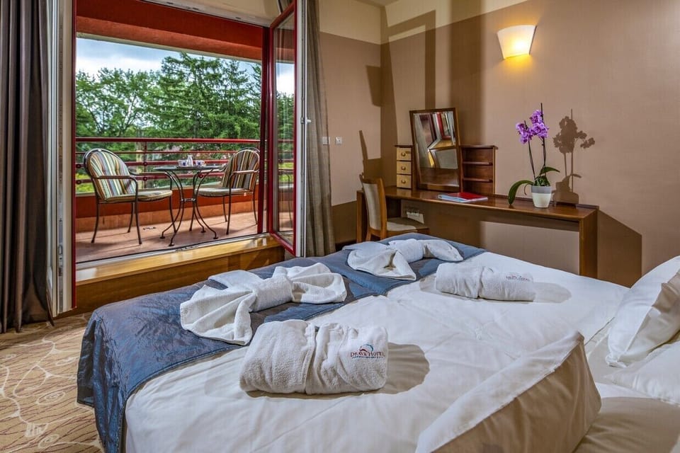 Suite | In-room safe, blackout drapes, soundproofing, iron/ironing board