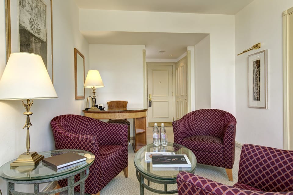 Executive Suite | In-room safe, blackout drapes, soundproofing, iron/ironing board