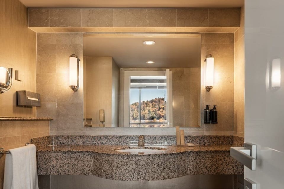 Executive Suite | Bathroom | Combined shower/tub, eco-friendly toiletries, slippers, towels