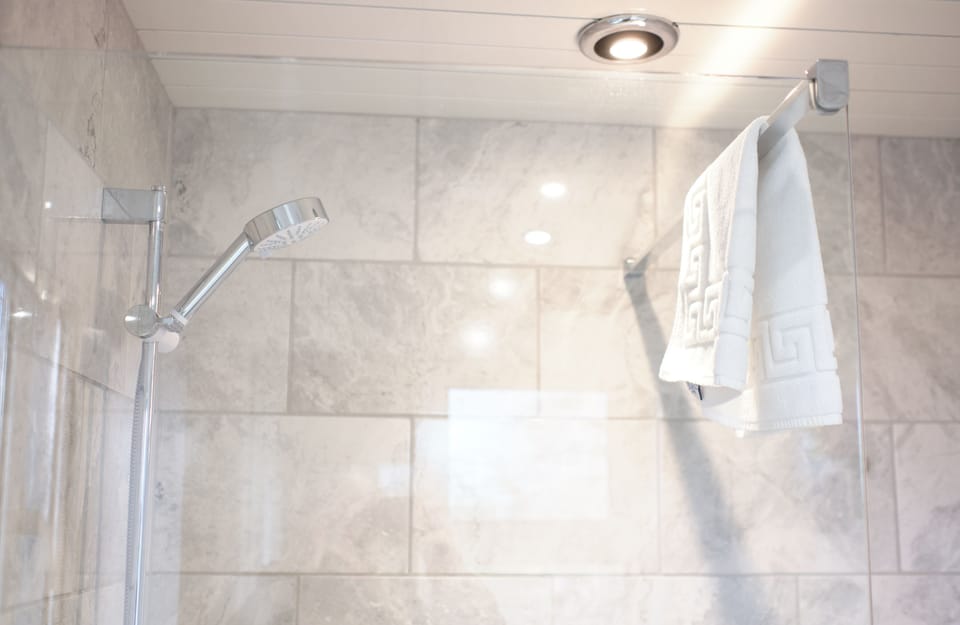 Superior Double or Twin Room | Bathroom | Shower, free toiletries, hair dryer, towels