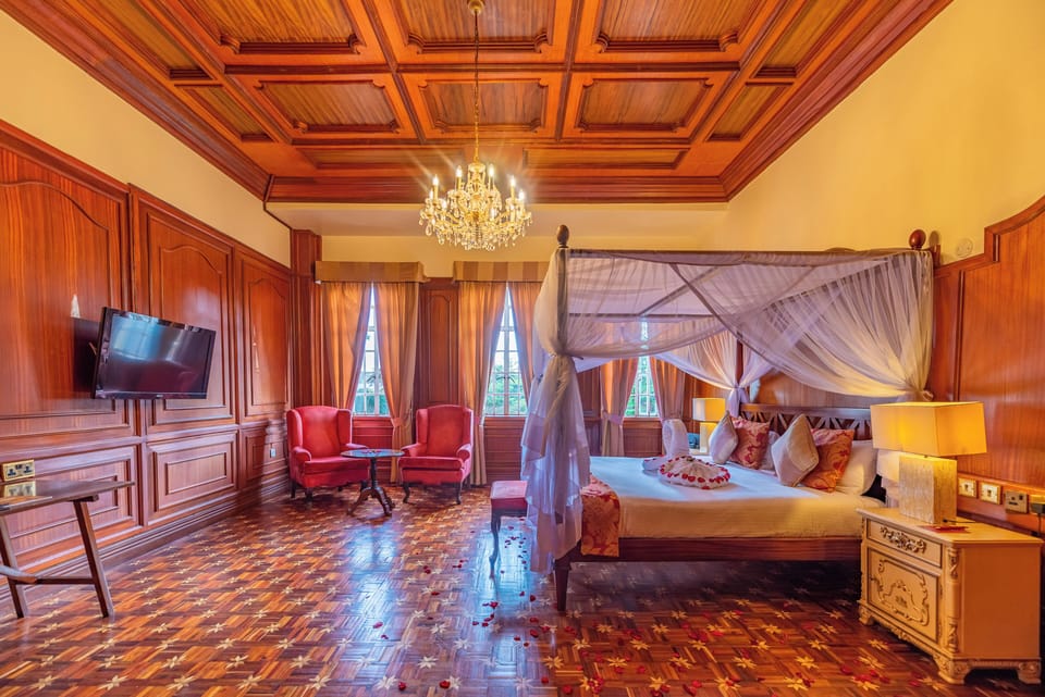 Junior Suite | Premium bedding, in-room safe, individually furnished, blackout drapes