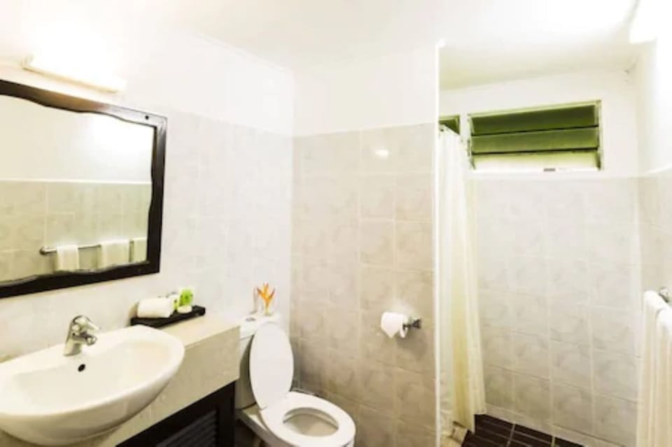 Garden View Bure | Bathroom | Shower, free toiletries, towels