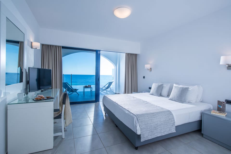 Superior Room, Private Pool, Sea View | Premium bedding, in-room safe, desk, laptop workspace