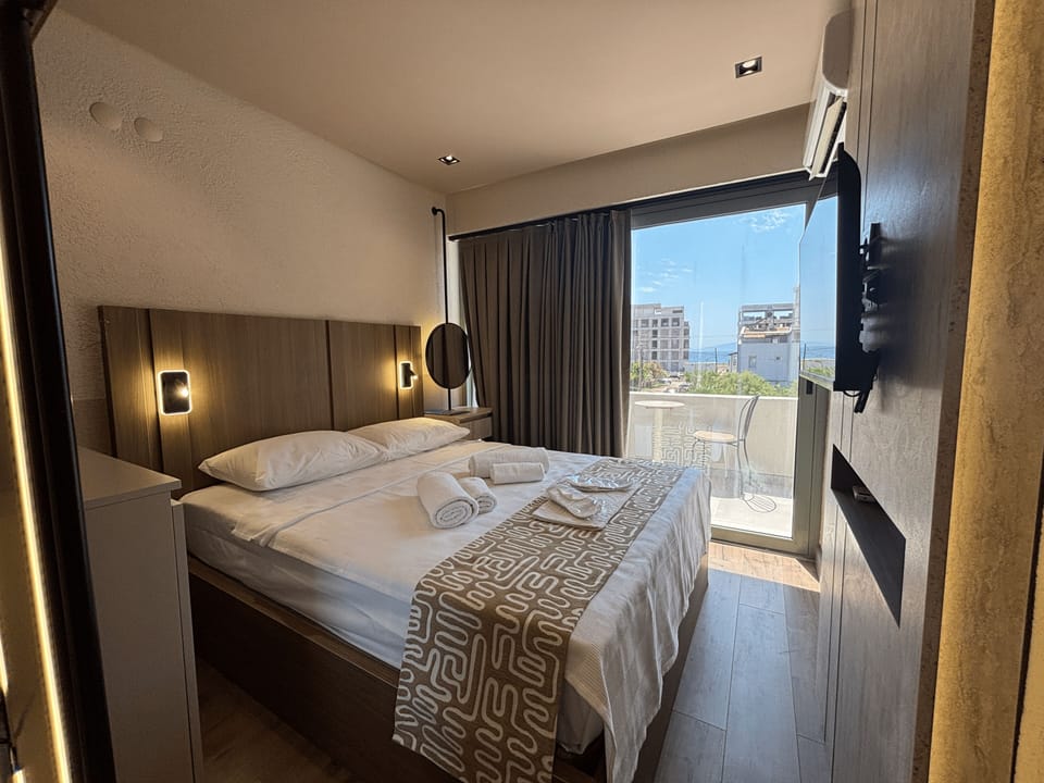 Deluxe Double Room Single Use | Hypo-allergenic bedding available, down comforters, Select Comfort beds