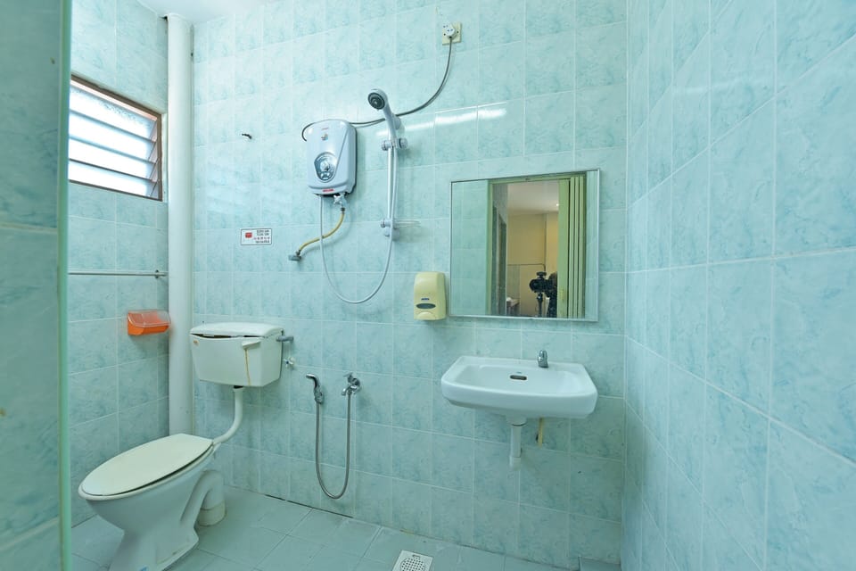 Twin Room | Bathroom | Shower, rainfall showerhead, free toiletries, bidet