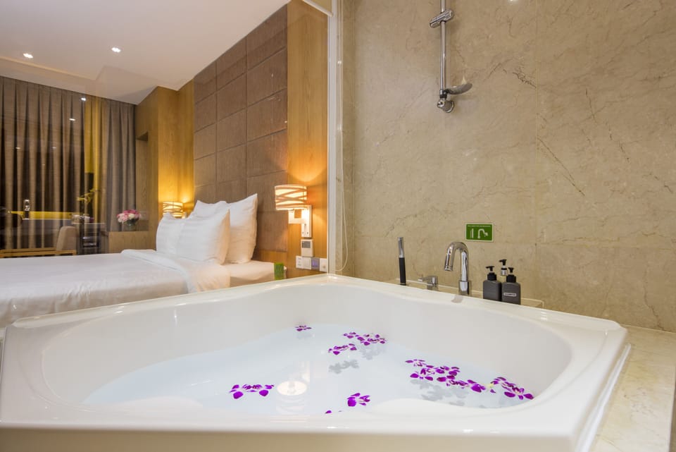 Premium Double Room with Bathtub | Bathroom | Separate tub and shower, free toiletries, hair dryer, bathrobes