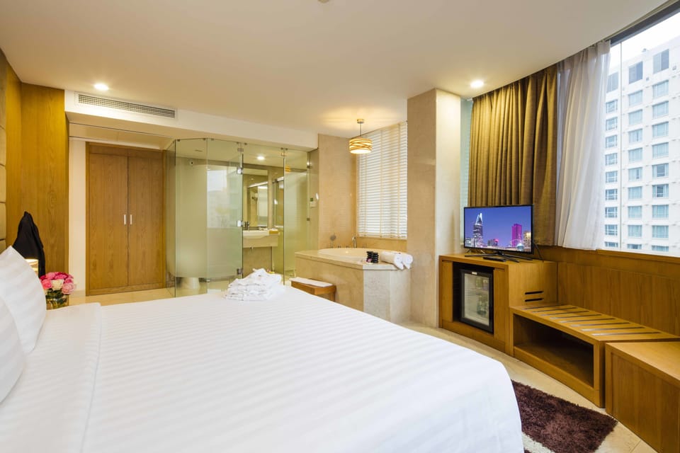 Executive Suite- City View | Bathroom | Separate tub and shower, free toiletries, hair dryer, bathrobes