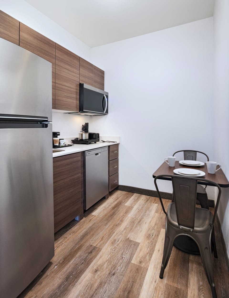 Deluxe Suite, 1 Bedroom, Kitchenette | In-room safe, desk, laptop workspace, iron/ironing board
