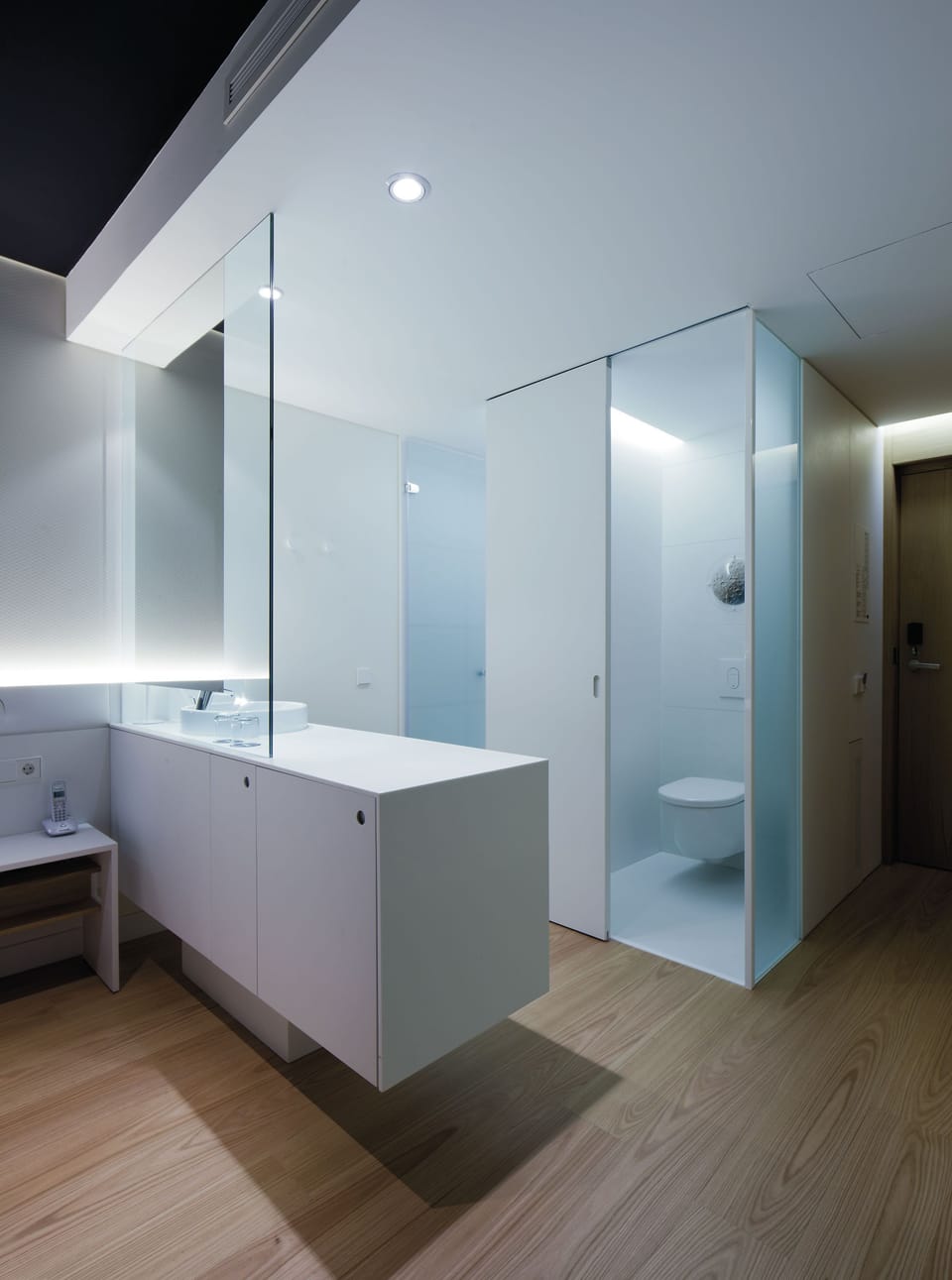 Combined shower/tub, rainfall showerhead, eco-friendly toiletries