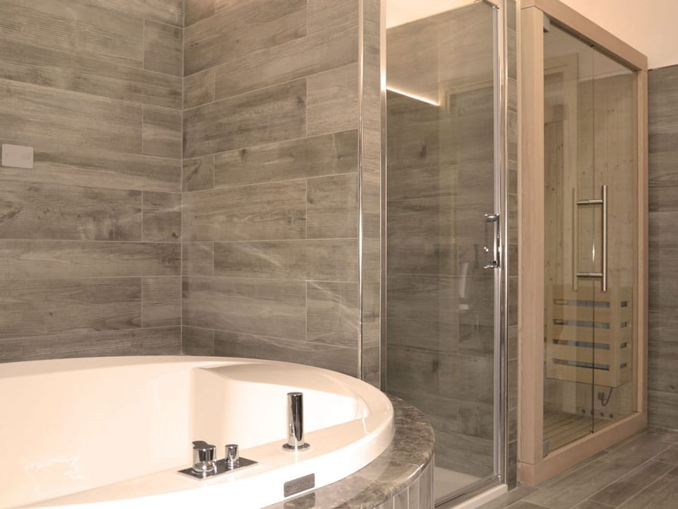 Deluxe Double Room | Deep soaking bathtub