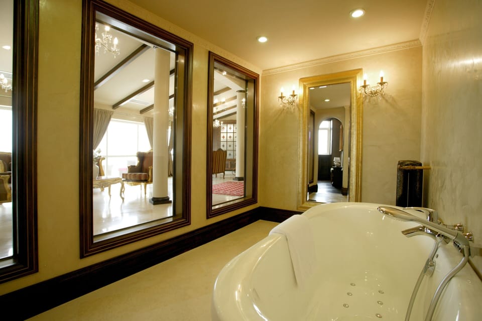 Suite (Balmoral) with Aqua Area | Bathroom | Shower, rainfall showerhead, free toiletries, hair dryer