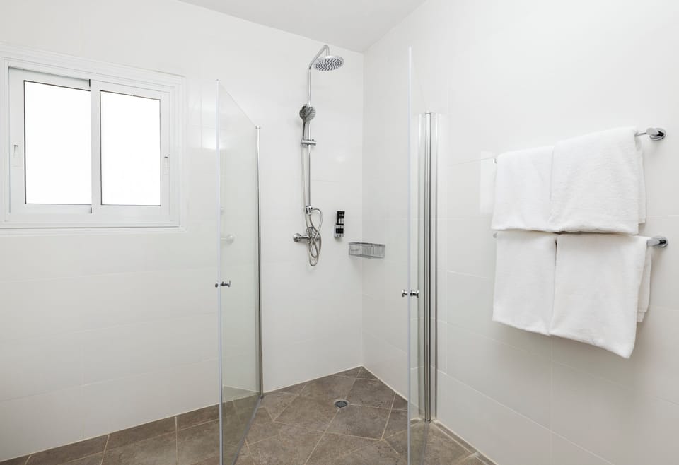 Cabin with Jacuzzi | Bathroom | Shower, free toiletries, hair dryer, towels