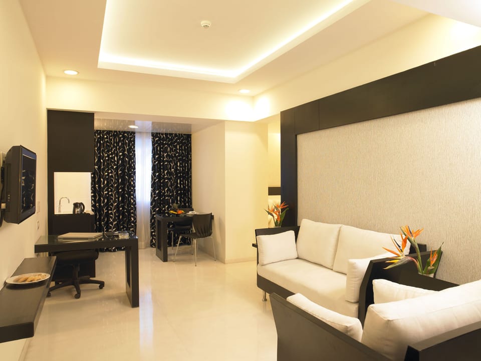 Royal Suite, 1 Queen Bed | Premium bedding, down comforters, Select Comfort beds, minibar