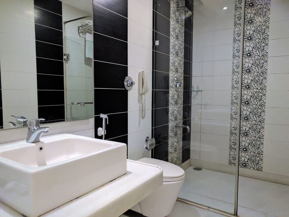 Royal Suite, 1 Queen Bed | Bathroom | Free toiletries, hair dryer, slippers, towels
