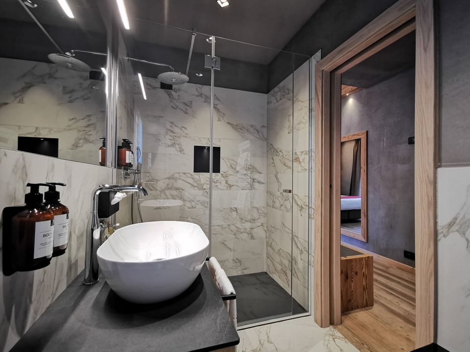 Superior Double Room, 1 Bedroom, Non Smoking, Mountain View | Bathroom | Free toiletries, hair dryer, bathrobes, bidet