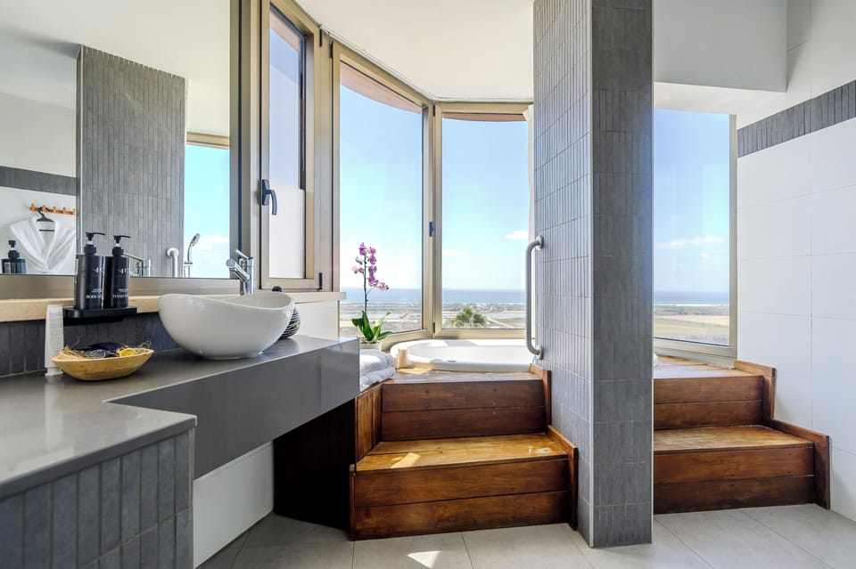 Deluxe Double Room, Ocean View | Bathroom | Free toiletries, hair dryer, towels