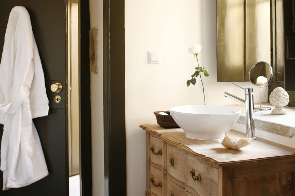 Bathroom sink